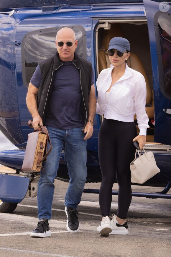 Jeff Bezos et sa femme Lauren Sanchez arrivent ensemble en hélicoptère à New York City, Ny, USA le 6 avril 2024. Photo par WavyPeter/Splash News/ABACAPRESS.COM
