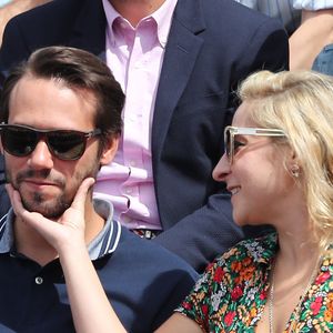 Marilou Berry et son compagnon Alexis dit Le Diamantaire (artiste street art) - Les célébrités dans les tribunes lors des internationaux de France de Roland-Garros à Paris, le 4 juin 2017. © Dominique Jacovides-Cyril Moreau/Bestimage