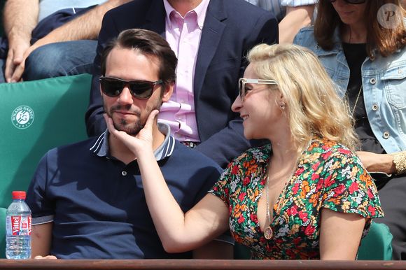 Marilou Berry et son compagnon Alexis dit Le Diamantaire (artiste street art) - Les célébrités dans les tribunes lors des internationaux de France de Roland-Garros à Paris, le 4 juin 2017. © Dominique Jacovides-Cyril Moreau/Bestimage