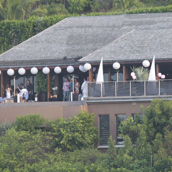 PREPARATIFS DE L'ANNIVERSAIRE DE JADE DANS LA MAISON DE JOHNNY HALLYDAY A SAINT BARTHELEMY