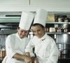 Pour six personnes, il faut 1 kg de pommes de terre, 250 g de beurre, 20 cl de lait et du sel.

En France, à Paris, dans les cuisines du restaurant Jamin - Paris, Jane Seymour et Joel Robuchon.
© Jean-Claude Colin via Bestimage