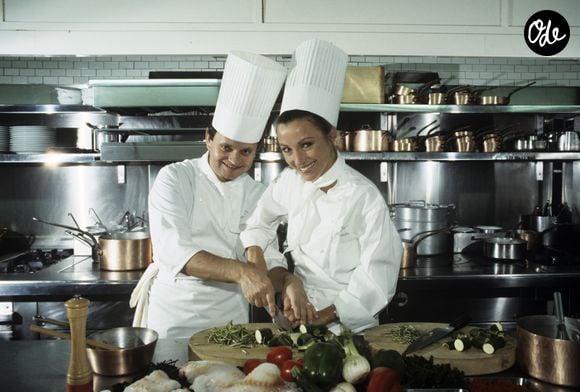 Pour six personnes, il faut 1 kg de pommes de terre, 250 g de beurre, 20 cl de lait et du sel.

En France, à Paris, dans les cuisines du restaurant Jamin - Paris, Jane Seymour et Joel Robuchon.
© Jean-Claude Colin via Bestimage