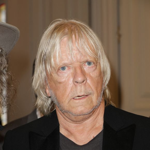 Son fils Malone n'était en revanche pas présent

Exclusif - Le chanteur Renaud (Renaud Séchan) -  Vernissage de l'exposition "Renaud, Des mots et des images" qui se tiendra jusqu'au 14 septembre à la Mairie du 13ème à Paris le 5 septembre 2024. © Coadic Guirec/Bestimage
