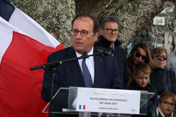 Il affirme ne pas avoir eu de liens personnels avec Brigitte Bardot.

François Hollande dévoile le portrait de Jean Zay, le 15 avril 2023 au Square des Grands Principes Républicains à Arès en Gironde. © Jean-Marc Lhomer/Bestimage