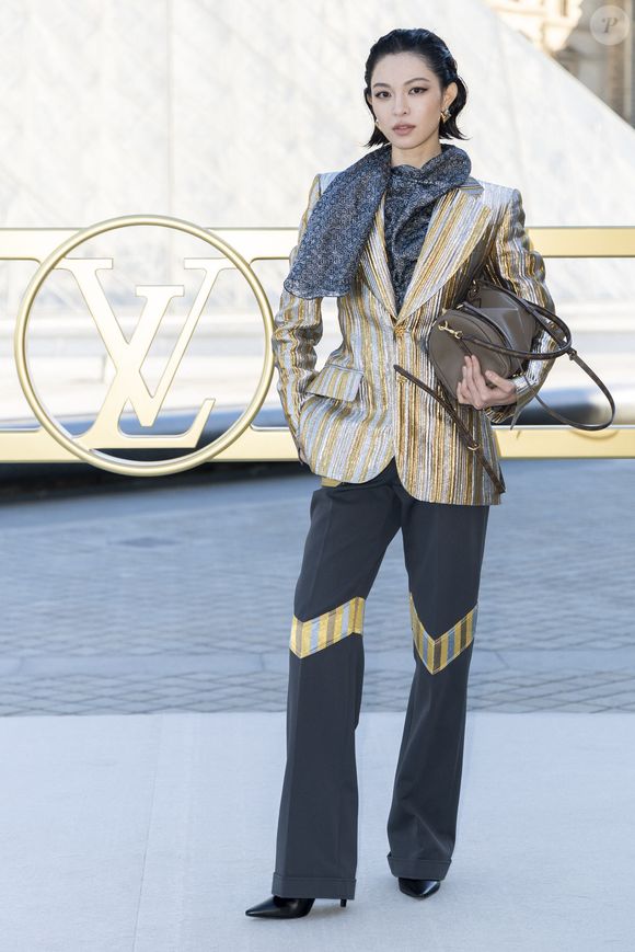 Elaine Zhong Chuxi au photocall du Défilé de mode Vuitton  Collection Printemps-Été 2026 dans le cadre de la Fashion Week de Paris (PFW) dans la Cour Carrée du Louvre, à Paris, France, le 30 septembre 2025. © Olivier Borde/Bestimage