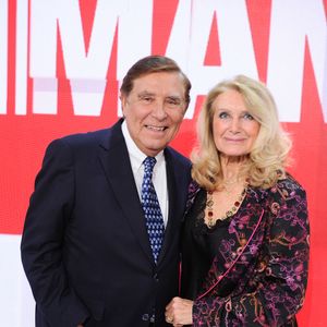Au programme, Jean-Pierre Foucault en invité, avec sa compagne de longue date Evelyne Jarre.

Exclusif - Jean-Pierre Foucault et sa compagne Evelyne Jarre lors de l'enregistrement de l'émission Vivement dimanche  au studio Rive Gauche, présentée par M.Drucker et diffusée sur France 3 le 11 mai 2025, à Paris, France, le 5 mai 2025. © Guillaume Gaffiot/Bestimage