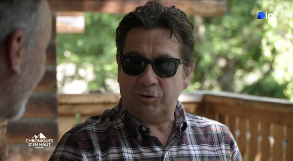 Laurent Gerra présente ses coins préférés de Savoie dans l'émission Chroniques d'en haut de France TV le 12 novembre 2025. Capture d'écran/France TV