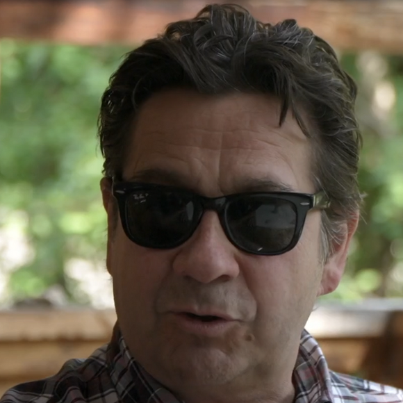 Laurent Gerra présente ses coins préférés de Savoie dans l'émission Chroniques d'en haut de France TV le 12 novembre 2025. Capture d'écran/France TV