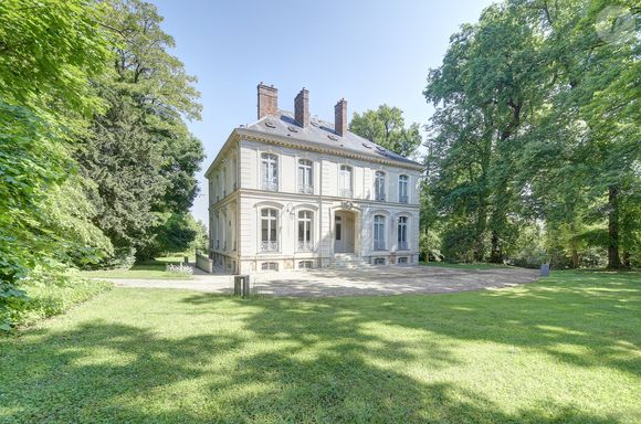 Située près de Paris dans une commune d’environ 7 000 habitants

Exclusif - Située à Louveciennes, aux portes de Paris, sur le chemin des impressionnistes, cette belle demeure bourgeoise néo-classique, a été construite au milieu du XIXème siècle, appelée le "Domaine de Voisins", et ayant eu comme illustre propriétaire, Karl Lagerfeld. © Marc Ausset-Lacroix / Bestimage