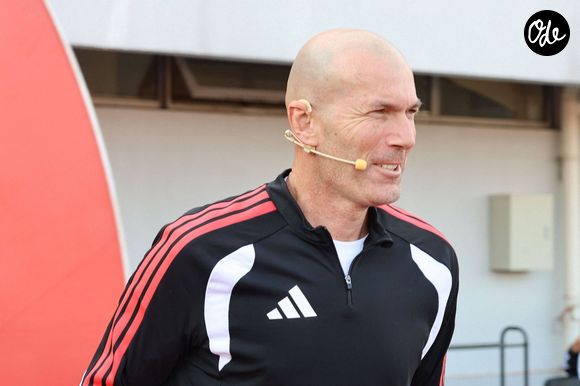 mais aussi traverser le célèbre Brooklyn Bridge pour rejoindre Manhattan.

Zinedine Zidane et le footballeur Kuai Jiwen visitent l'université Jiao Tong de Shanghai lors de leur tournée en Chine - 30/11/2025 © Imago/PsnewZ/Bestimage