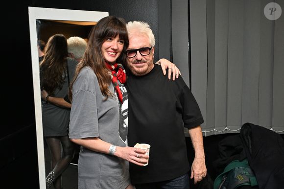 Derrière cette longévité impressionnante se cache aussi un soutien de taille : sa fille, Maora Cerrone...

Exclusif - Marc Cerrone et sa fille Maora après le concert - Marc Cerrone, le célèbre batteur, compositeur, producteur français, a triomphé avec son concert "Cerrone Electro Symphonic Orchestra", à Nice le 3 novembre 2023.  © Bruno Bebert/Bestimage
