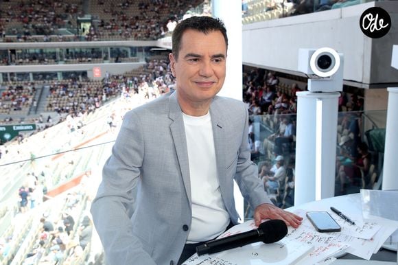 Il a également confié que ce qui lui manquait le plus était de ne plus pouvoir lui raconter ce qu'il vivait.

Laurent Luyat sur le plateau de France Télévision lors des Internationaux de France de Tennis de Roland-Garros à Paris, France le 24 mai 2026. 

© Bertrand Rindoff/Bestimage