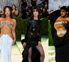 Plusieurs personnalités françaises étaient présentes au Met Gala cette année.

Lena Mahfouf (Lena Situations), Charlotte Gainsbourg et Yseult au Met Gala célébrant l'ouverture de l'exposition "Costume Art" qui s'est tenue au Metropolitan Museum of Art à New York City. STARMAX / BESTIMAGE