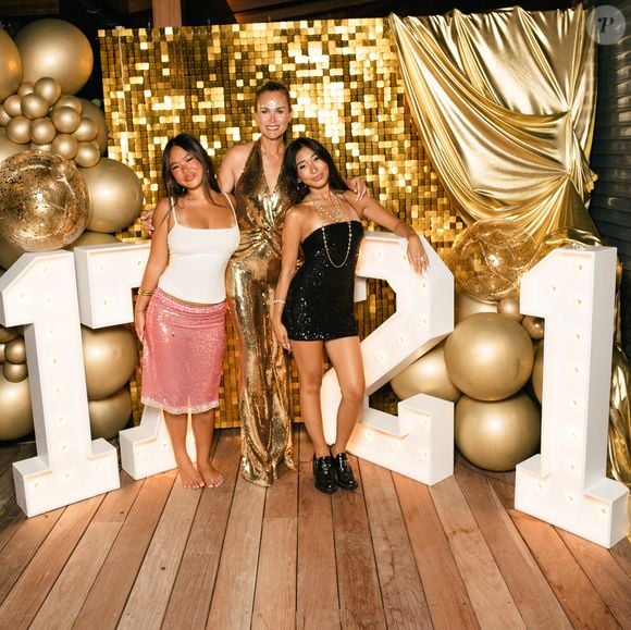 Exclusif - Laeticia Hallyday célébre l’anniversaire de ses filles Jade (21 ans) et Joy (17 ans) lors de ses vacances à Saint-Barthélemy le 5 aout 2025.
© Sam Delpech / Bestimage