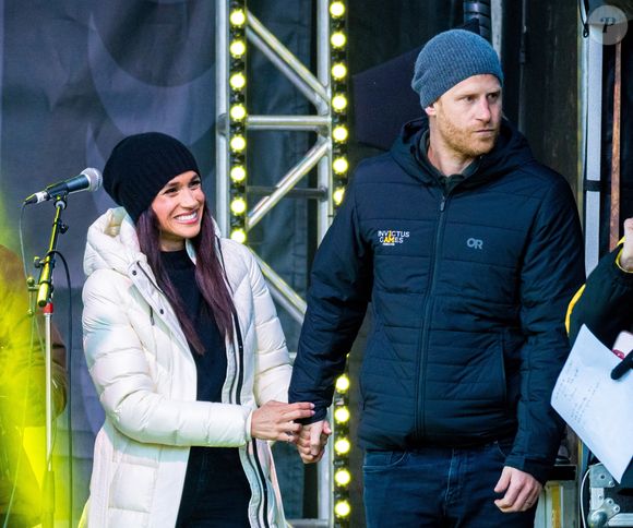 Tout comme sur le blason de la ville. La maire de la commune espagnole demande alors à ce que Meghan Markle change son logo.

Le prince Harry et Meghan Markle font une apparition lors de la célébration de bienvenue à Whistler pendant les Invictus Games Vancouver Whistler 2025. Le couple a rejoint les athlètes et les supporters au Canada pour donner le coup d'envoi des prochains jeux. ©Backgrid USA / Bestimage