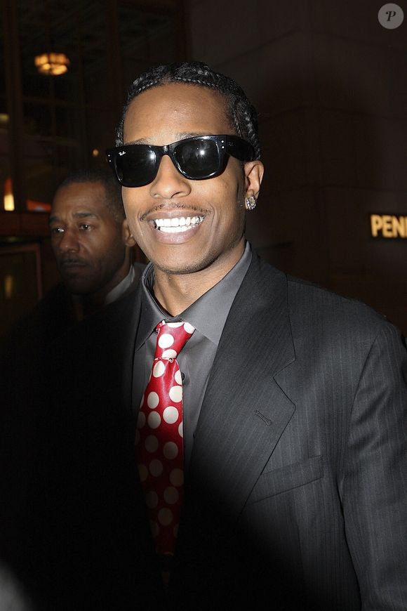 La scène internationale sera aussi représentée avec G-Dragon, A$AP Rocky, Future et Davido.

New York, NY ASAP Rocky a été aperçu quittant le bâtiment Penn 11, faisant tourner les têtes dans un costume noir impeccable et une cravate à pois rouges et blancs