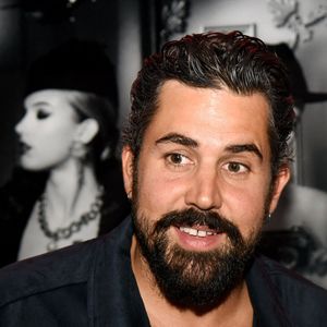 Artus assiste au dévoilement de deux œuvres majeures de Philippe Shangti au Studio Harcourt à Paris, France, le 4 juin 2025. L'événement célébrait le 90e anniversaire du Studio Harcourt et comprenait une création spéciale mettant en scène Artus et l'équipe du film. Photo de Alain Apaydin/ABACAPRESS.COM