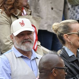 En effet, ils ont pu partager la loge du chef cuisinier Philippe Etchebest

Laeticia Hallyday avec son compagnon Frédéric Suant et Philippe Etchebest dans les tribunes lors des Internationaux de France de Tennis de Roland Garros 2025, à Paris, France, le 26 mai 2025. © Chryslene Caillaud/PsnewZ/Bestimage