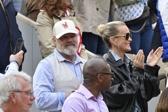 En effet, ils ont pu partager la loge du chef cuisinier Philippe Etchebest

Laeticia Hallyday avec son compagnon Frédéric Suant et Philippe Etchebest dans les tribunes lors des Internationaux de France de Tennis de Roland Garros 2025, à Paris, France, le 26 mai 2025. © Chryslene Caillaud/PsnewZ/Bestimage