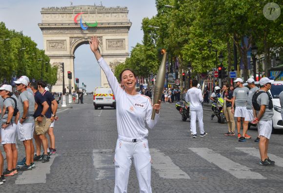 Amir et Nina Métayer lors du relais de la Flamme Olympique sur les Champs-Elysées à Paris, le 15 juillet 2024. @Alexandre Fay / PixPlanete / Bestimage