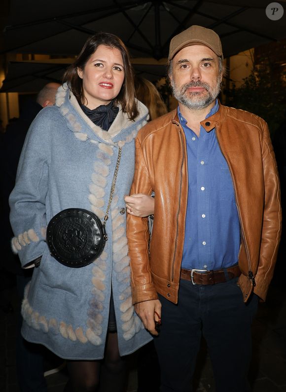 Romain Sardou et sa compagne Kym Thiriot au théâtre Edouard 7 à Paris le 14 décembre 2025. © Coadic Guirec / Bestimage