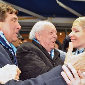 Jean Pierre Foucault (Présentateur) - Jean Claude Gaudin (maire) - Margarita Dreyfus (Femme de Robert Louis Dreyfus) - Bordeaux/ Marseille - Coupe de la Ligue - Finale - 27.03.2010 - Foot Football - Girondins/ OM - largeur attitude joie feliciter felicitation accolade spectateur public people tribune © Jean Bibard/FEP/Panoramic/Bestimage