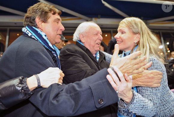 Jean Pierre Foucault (Présentateur) - Jean Claude Gaudin (maire) - Margarita Dreyfus (Femme de Robert Louis Dreyfus) - Bordeaux/ Marseille - Coupe de la Ligue - Finale - 27.03.2010 - Foot Football - Girondins/ OM - largeur attitude joie feliciter felicitation accolade spectateur public people tribune © Jean Bibard/FEP/Panoramic/Bestimage