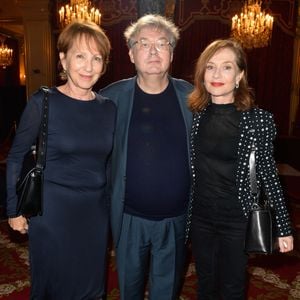 Dominique Besnehard a parlé du comportement de certaines actrices, lui qui connait si bien les icônes françaises

Exclusif - Nathalie Baye, Dominique Besnehard et Isabelle Huppert lors de l'élévation de L. Renaud au rang de grand-croix de l'ordre national du Mérite, au Palais de l'Elysée à Paris, le 23 mars 2017.
© Guirec Coadic/Bestimage