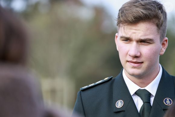 La soirée d’investiture a été organisée à l'École royale militaire de Bruxelles.

Le prince Gabriel de Belgique - Le roi et la reine de Belgique rendent visite à leur fils à l'Académie militaire Saint-Cyr Coëtquidan à Guer (Morbihan), le 9 décembre 2024. 
© Laëtitia Notarianni / Bestimage
