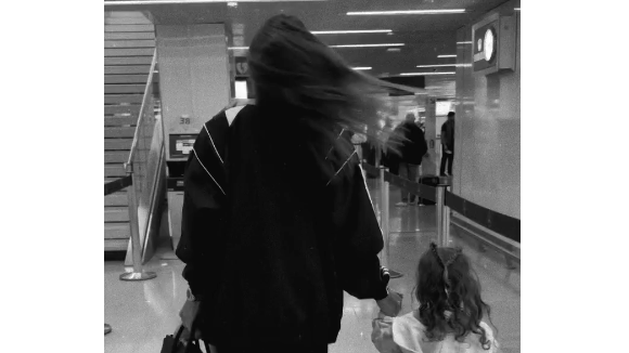 "Je l’ai emmenée sur toute la tournée du mois de juin dans la petite poussette, elle a traversé tous les Zénith de France (...) On avait une loge avec une baignoire […]. Elle était très heureuse. C’est un enfant tout terrain", avait-elle raconté.

Vitaa le 17 octobre 2025 sur Instagram