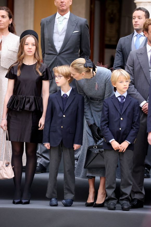 La princesse Alexandra de Hanovre, Beatrice Borromeo, ses enfants Stefano et Francesco - La famille princière monégasque dans la cour d'honneur du palais lors de la la fête nationale à Monaco le 19 novembre 2025. © Dominique Jacovides - Bruno Bebert / Bestimage
