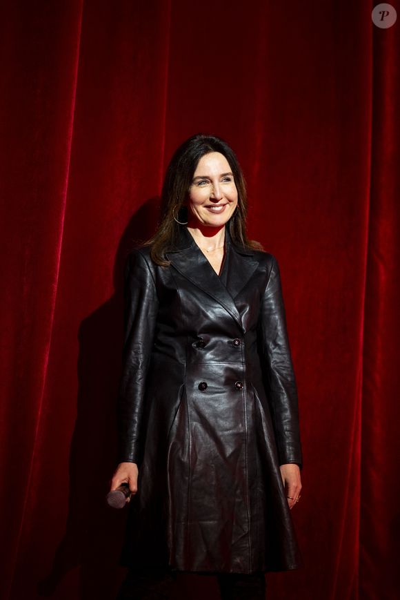 Exclusif - Elsa Zylberstein sur la scène du concert solidaire pour les enfants de la guerre "Ensemble à l'Olympia" à Paris présenté par EliseCare le 10 février 2025. © Jack Tribeca / Pierre Perusseau / Bestimage