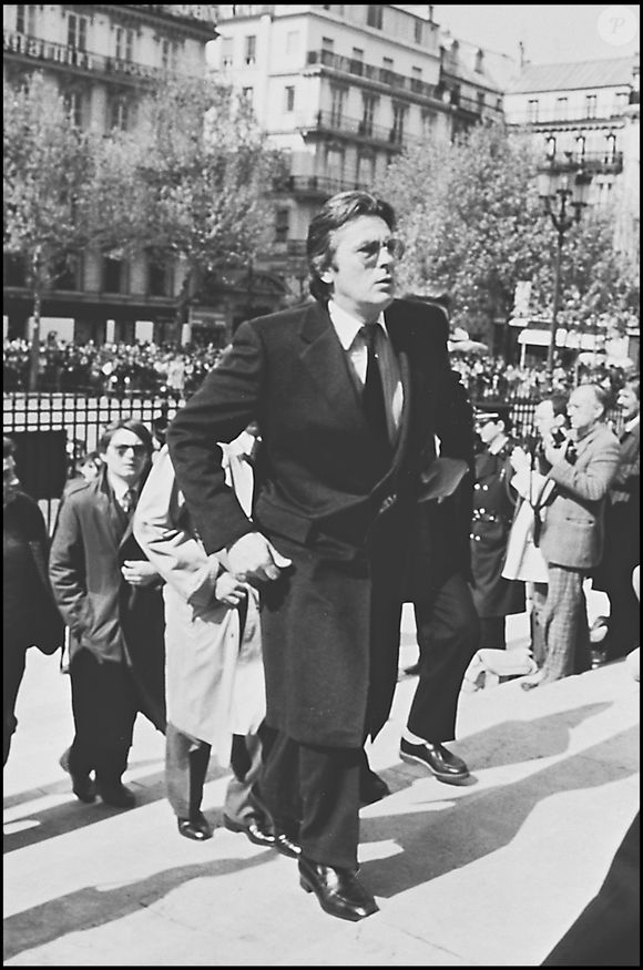 Archives - Alain Delon aux obsèques de Dalida en l'église de la Madeleine à Paris en 1987