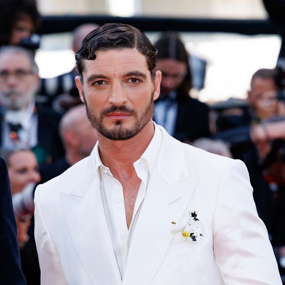 Niels Schneider - Montée des marches du film " La bataille de Gaulle : L'âge de fer " lors du 79ème Festival International du Film de Cannes, le 20 mai 2026. © Jacovides-Moreau / Bestimage