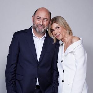 Exclusif - Kad Merad et Michele Laroque - Studio avec les invités de l'enregistrement de l'émission "La chanson secrète N°14", présentée par N.Aliagas et diffusée le 26 décembre sur TF1, à Paris, France, le 9 décembre 2025. © Jacovides-Moreau/Bestimage
