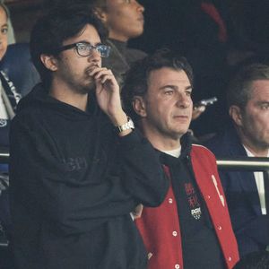 Michaël Youn et Sean Obispo dans les tribunes de la demi-finale retour de Ligue des champions entre le PSG face au Borussia Dortmund (0-1) au Parc des Princes à Paris le 7 mai 2024. © Cyril Moreau/Bestimage