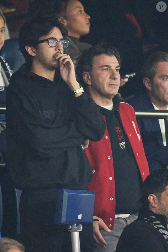 Michaël Youn et Sean Obispo dans les tribunes de la demi-finale retour de Ligue des champions entre le PSG face au Borussia Dortmund (0-1) au Parc des Princes à Paris le 7 mai 2024. © Cyril Moreau/Bestimage