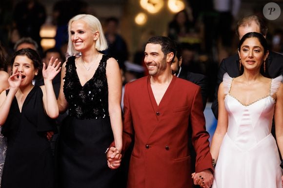 Il a perdu plus de vingt kilos pour le nouveau long métrage de la réalisatrice Julia Ducournau

Mélissa Boros, Julia Ducournau,  Tahar Rahim, Golshifteh Farahani - Montée des marches du film « Alpha » lors du 78ème Festival International du Film de Cannes, au Palais des Festivals à Cannes. Le 19 mai 2025
© Jacovides-Moreau / Bestimage