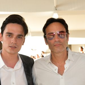 dans le but de faire annuler les documents qui divisaient la fortune de l'acteur en 3 parts et qui nommait Anouchka comme seule héritière du droit moral de l'acteur. 

Exclusif - Anthony Delon et son frère Alain-Fabien Delon - Tente - People au dîner - Longines Paris Eiffel Jumping au Champ de Mars à Paris, France, le 5 juillet 2019. © Veeren Ramsamy/Bestimage