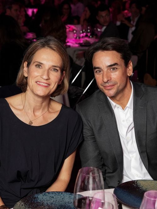Dans un pavillon prestigieux, Julian Bugier et son épouse Claire Fournier posent ensemble et c'est pour la bonne cause