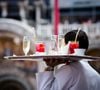 Aider spontanément le serveur à débarrasser la table peut révéler bien plus qu'un simple geste de politesse.