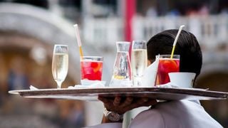 Aider le serveur à débarrasser la table peut sembler être un geste aimable : les psychologues y voient quelque chose de bien plus profond.