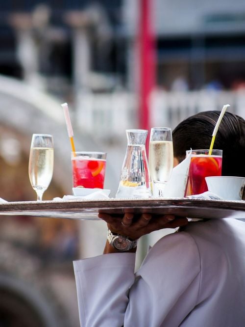 Aider le serveur à débarrasser la table peut sembler être un geste aimable : les psychologues y voient quelque chose de bien plus profond.
