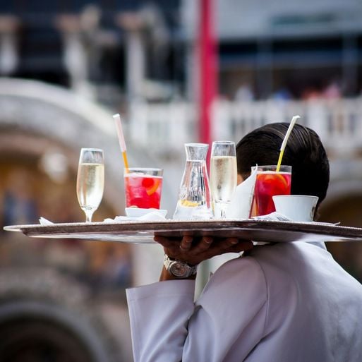 Aider le serveur à débarrasser la table peut sembler être un geste aimable : les psychologues y voient quelque chose de bien plus profond.