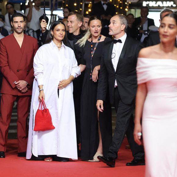 Tahar Rahim a présenté son nouveau film au Festival de Cannes et a pu compter sur le soutien de sa femme Leïla Bekhti

Tahar Rahim admirant sa femme Leïla Bekhti - Montée des marches du film « Alpha » lors du 78ème Festival International du Film de Cannes, au Palais des Festivals à Cannes
© Jacovides-Moreau / Bestimage