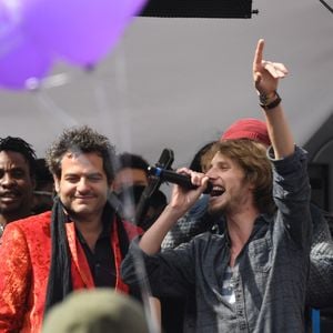 Naâman et Matthieu Chedid - Manifestation-concerts Printemps Solidaire entre les Champs-Élysées et le Pont du Carrousel à Paris le 16 avril 2017 © Lionel Urman / Bestimage