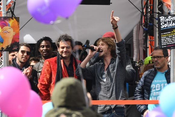 Naâman et Matthieu Chedid - Manifestation-concerts Printemps Solidaire entre les Champs-Élysées et le Pont du Carrousel à Paris le 16 avril 2017 © Lionel Urman / Bestimage