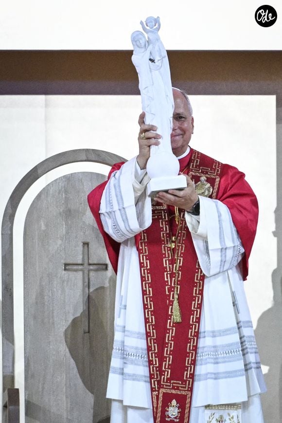 Le pape Léon XIV acclame la foule et prie avec elle au Stade de France à Saint-Denis, près de Paris, le 25 septembre 2026. Photo de Firas Abdullah/ABACAPRESS.COM