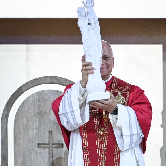 Le pape Léon XIV acclame la foule et prie avec elle au Stade de France à Saint-Denis, près de Paris, le 25 septembre 2026. Photo de Firas Abdullah/ABACAPRESS.COM