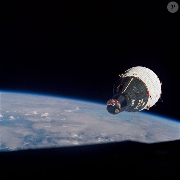 Dans cette photo du 15 décembre 1965, le vaisseau spatial Gemini-VII est vu depuis le vaisseau spatial Gemini-VI-A lors de leur mission de rendez-vous dans l'espace. Les deux engins spatiaux sont à environ 43 pieds l'un de l'autre.  Les astronautes Jim Lovell et Frank Borman se sont envolés à bord de Gemini-VII le 4 décembre 1965 et ont passé deux semaines en orbite, le vol le plus long de l'époque.  Tout comme Orion et la Station spatiale internationale aident la NASA à apprendre comment aller sur Mars, le programme Gemini a défini et testé les compétences dont la NASA aurait besoin pour aller sur la Lune dans les années 1960 et 1970. Gemini avait quatre objectifs principaux : tester la capacité d'un astronaute à effectuer des missions de longue durée (jusqu'à deux semaines dans l'espace) ; comprendre comment les engins spatiaux pouvaient se rejoindre et s'amarrer en orbite autour de la Terre et de la Lune ; perfectionner les méthodes de rentrée atmosphérique et d'atterrissage ; et mieux comprendre les effets des vols spatiaux de longue durée sur les astronautes. Photo de la NASA via CNP/ABACAPRESS.COM
